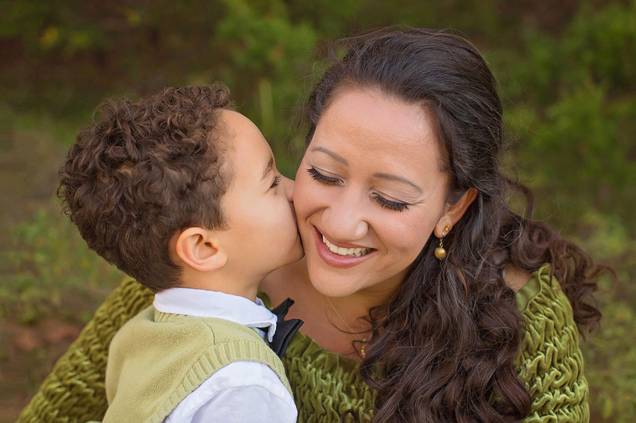 hero mother son green 1280
